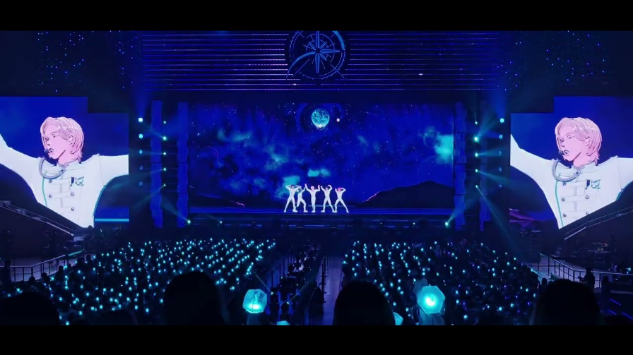 이미지를 자세히 살펴보면, 무대는 크게 3개의 스크린으로 구성되어 있다. <출처: 유튜브>