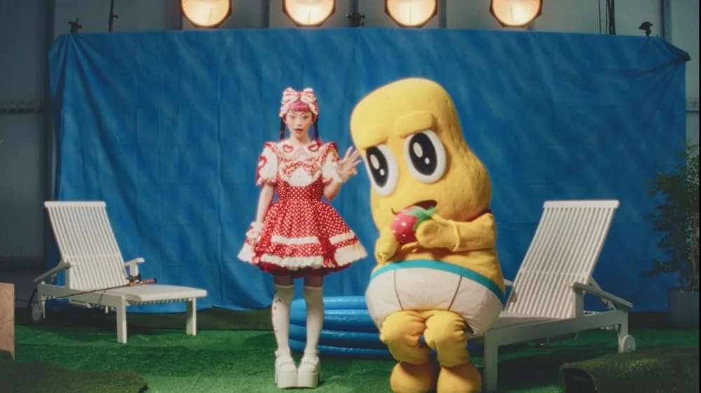 수요일의 캄파넬라×피너츠 군, 콜라보 MV 공개… 테마는 '진짜 딸기 따기'