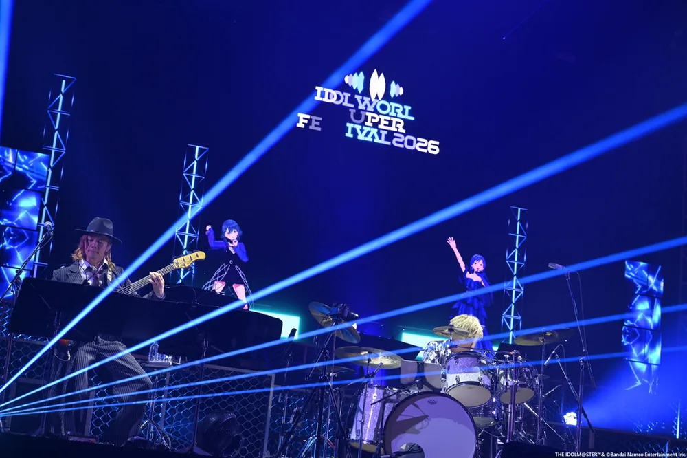 아이마스 초월 라이브 'IDOL WORLD SUPER FESTIVAL 2026' 2일차 리포트 - 라이브 밴드와 현악기의 연주 아래 노래가 충돌하고, 빛과 어둠의 목소리가 울려 퍼지다
