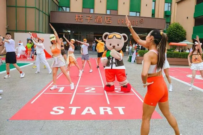 오렌지 호텔, 베이빙양·테디 컬렉션과 여름 맞이 '오렌지 선샤인 가든 파티' 성황리에 개최