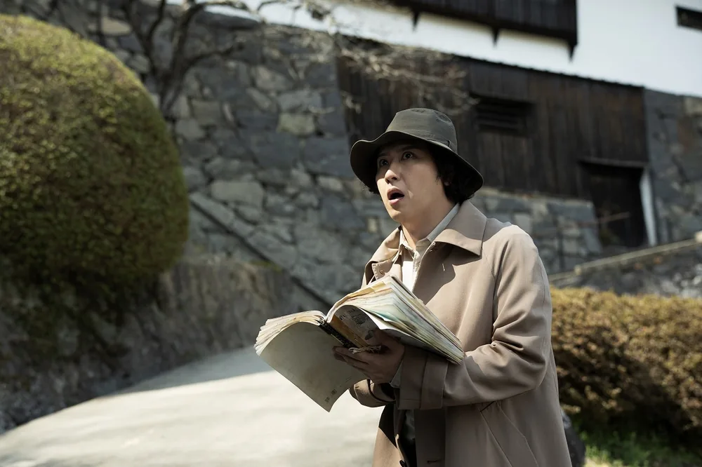 영화 '여덟 무덤 마을' 스틸 공개, 긴다이치 코스케 역 오노에 마츠야 트렌치코트 자태