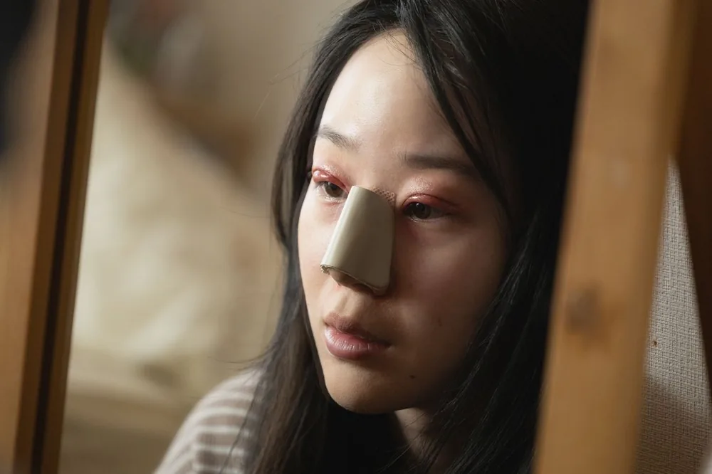 넷플릭스 드라마 '다운타임' 스틸 공개, 미용성형의 빛과 그림자 조명